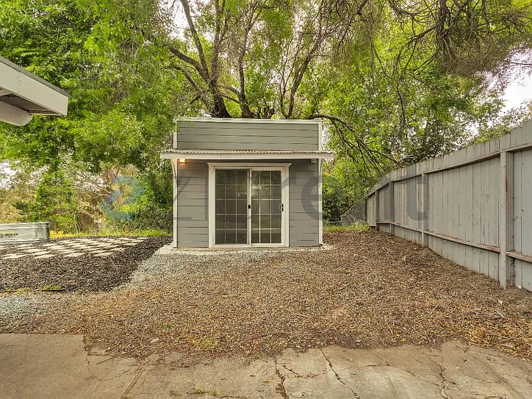 717 Pebble Dr — Photo 33