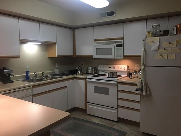 kitchen with breakfast bar and ceramic tile