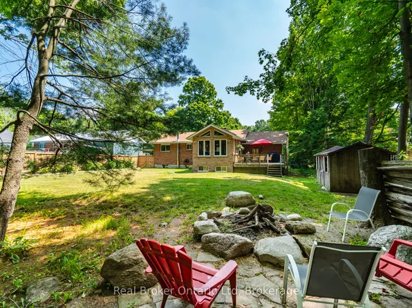 16 Mundy Ave, Tiny, ON L9M 0B5