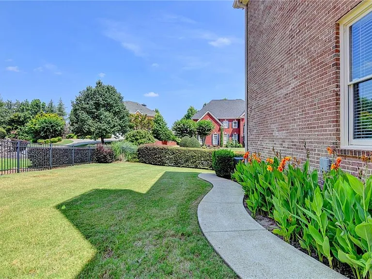 8910 Pinehurst Cv — Photo 105