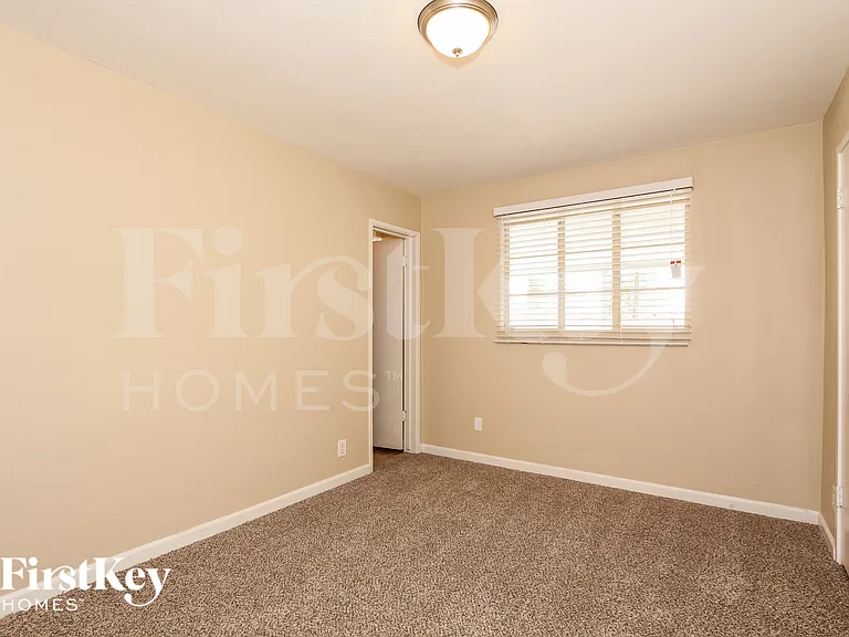 2919 W Seldon Ln — Photo 7