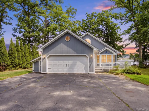 8954 Patrick Dr, Davisburg, MI 48350