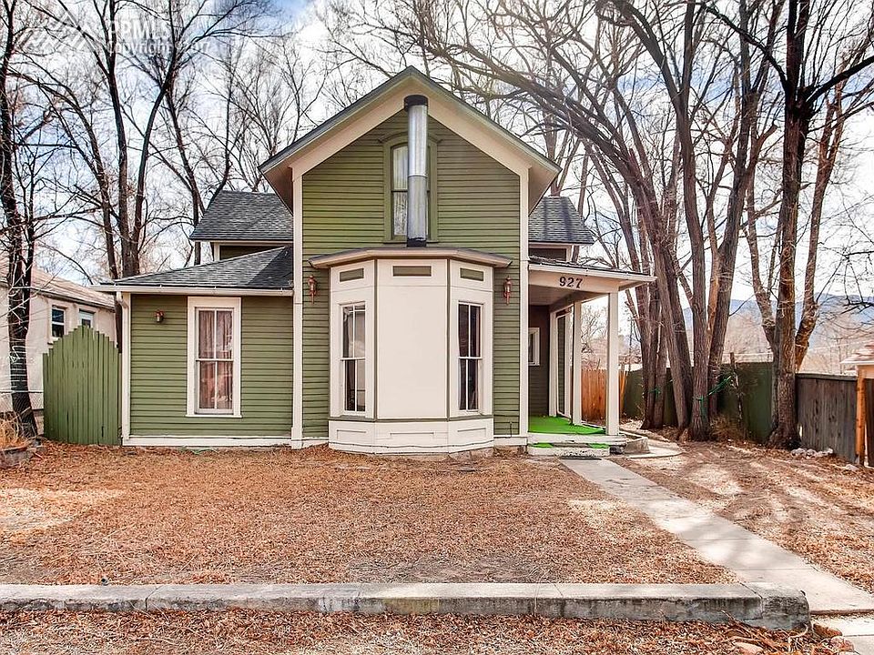 Charming 3 bedroom, 2 bath home on large lot!