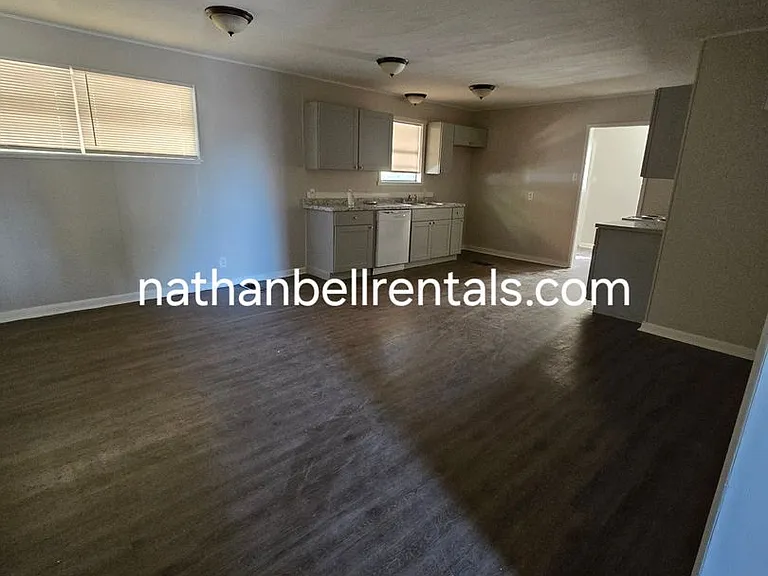 1295 E Houston St — Photo 9