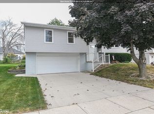 1505 Greenfield Dr, Marshalltown, IA 50158