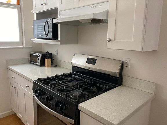 2nd image of 325 Franklin St APT 1