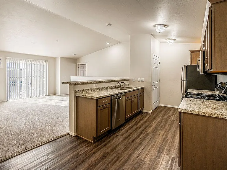 PLEASANT DRIVE ESTATES — Photo 2