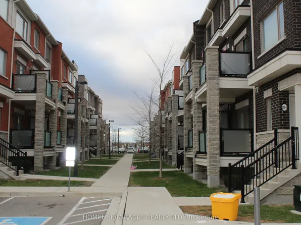 240 Lagerfeld Dr #5, Brampton, ON L7A 5G9