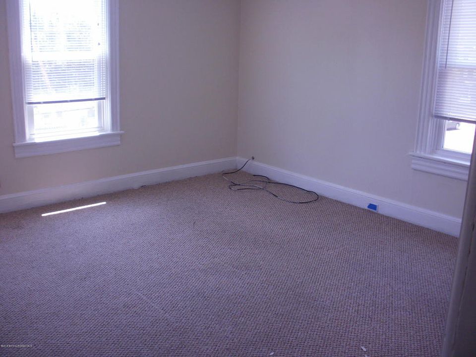 2nd image of 77B Beers St