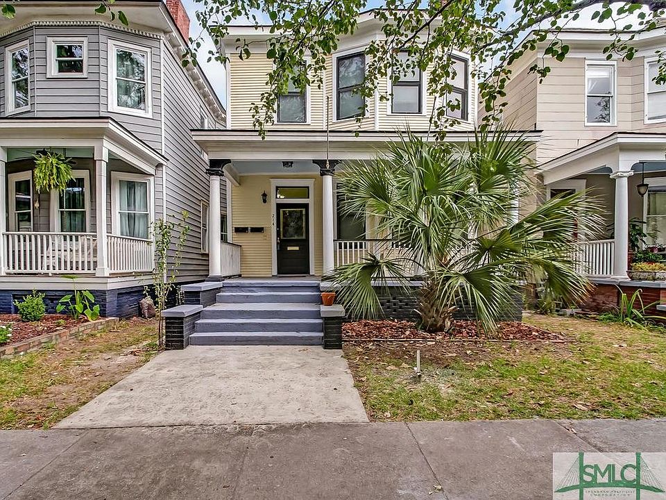Beautiful ground floor apartment in typical Savannah home.