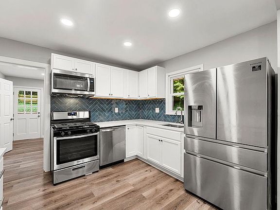Kitchen w Stainless Appliances