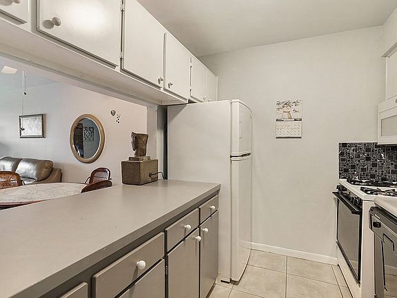 Kitchen Has Gas Stove