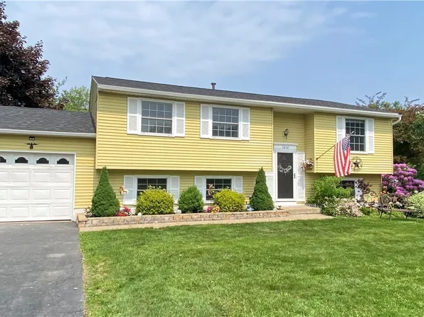 1414 Darlington Dr, Derby, NY 14047