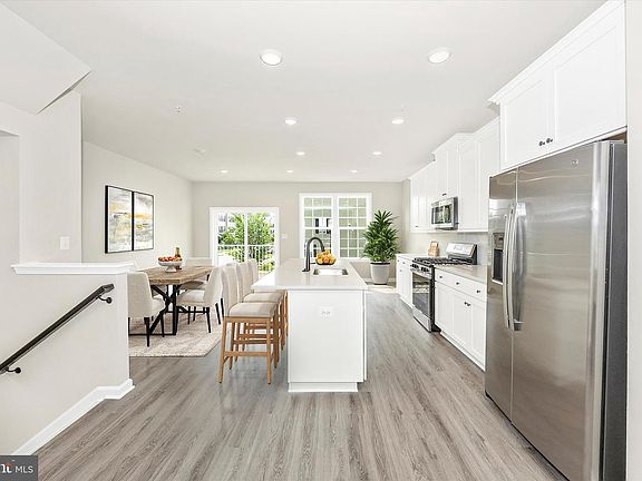 5th image of 102 Spring Bank Way