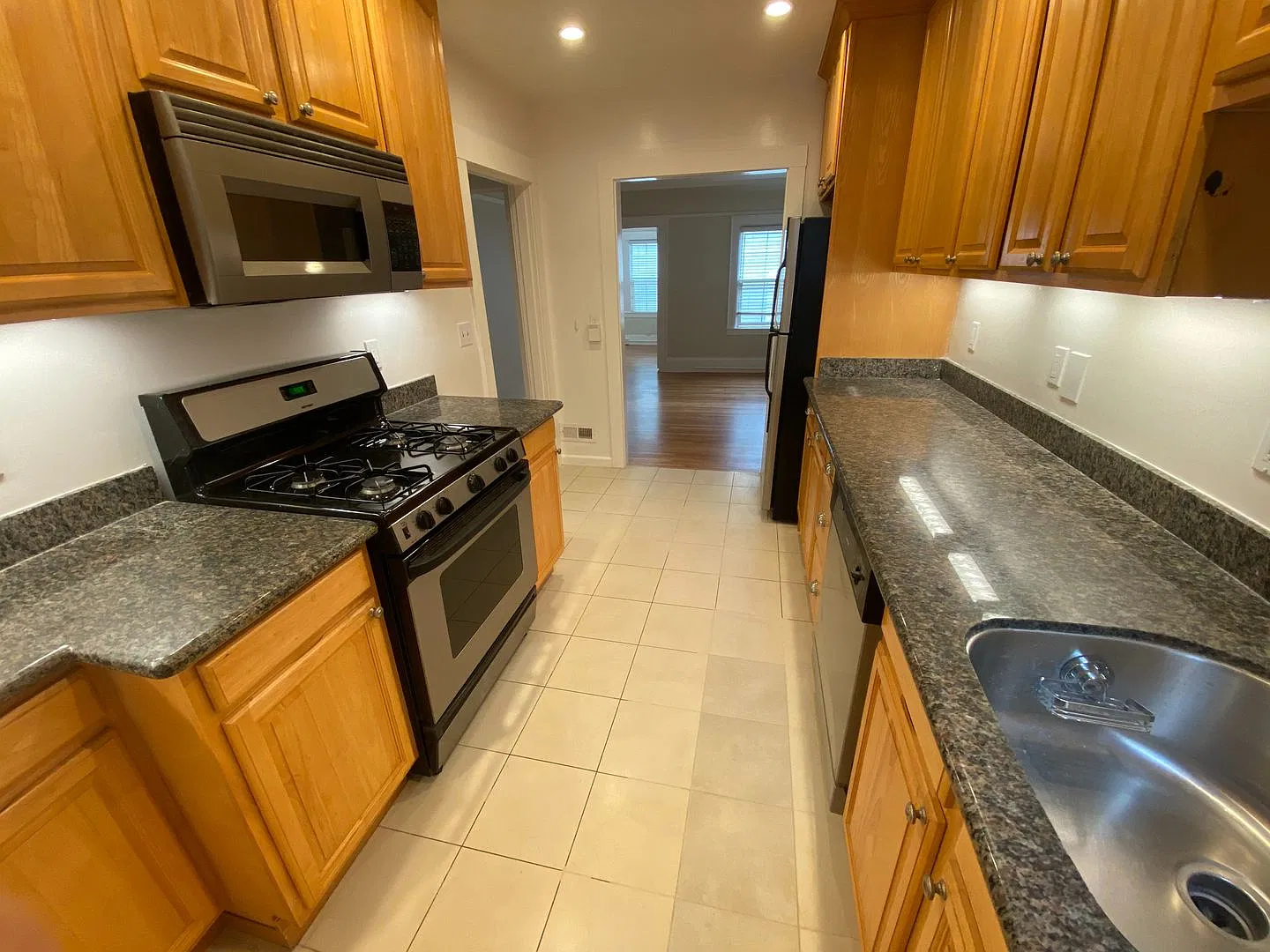 2Br 1Bath with in Unit Laundry and private garage parking — Photo 4