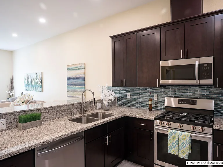 Pacific Heights Apartments — Photo 9