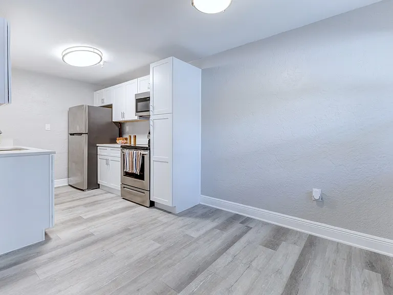 Riverwalk Apartments — Photo 31