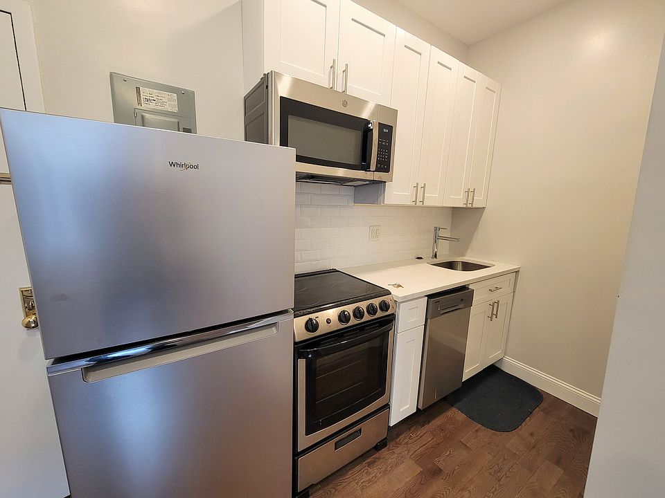 2nd image of 184 Nagle Ave #4LL