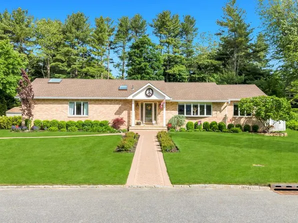 10 S Lot Road, Smithtown, NY 11787