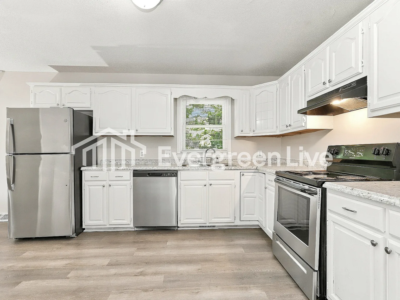 3 bed, 2.0 bath, 2523 sqft, $1,995 — Photo 4