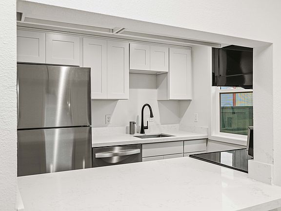 Updated Kitchen w/ Stainless Steel Appliances