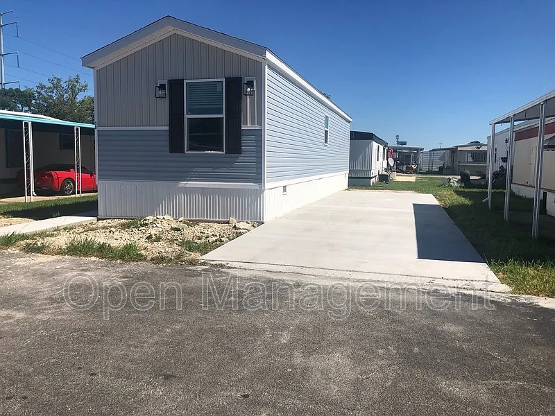 2 bed, 1.0 bath, 672 sqft, $995 — Photo 2