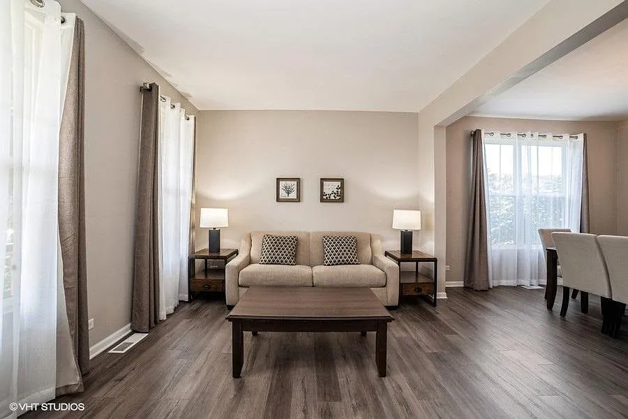 4 bed, 2.5 bath, 2420 sqft, $5,500 — Photo 3