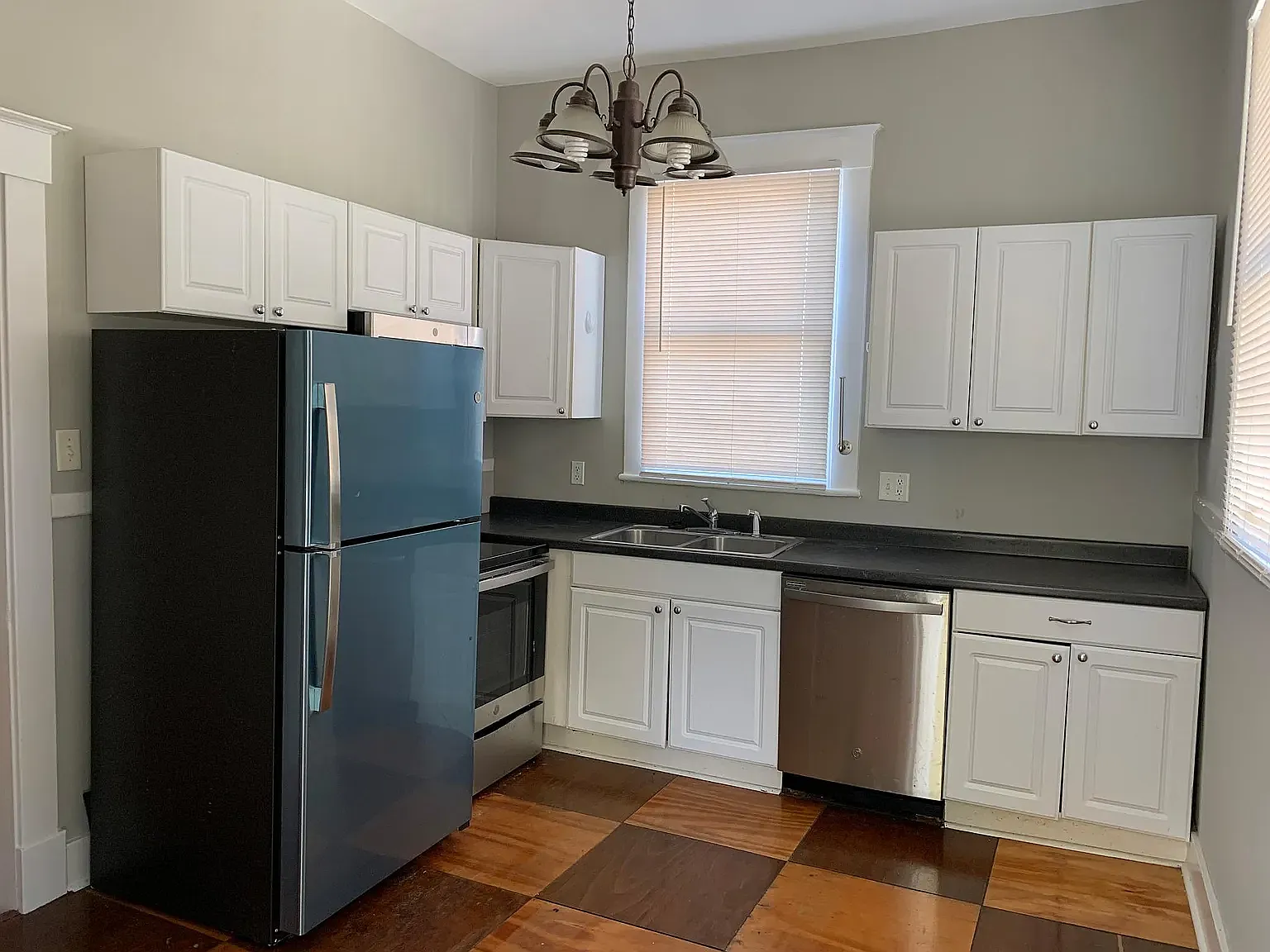 4 bed, 1.5 bath, 1600 sqft, $3,200 — Photo 2