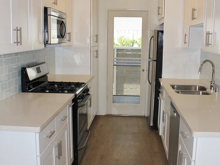 1433 S Saltair Ave #4 — Photo 4