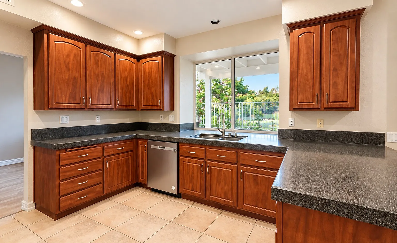 4 bed, 2.5 bath, 2522 sqft, $5,800 — Photo 4