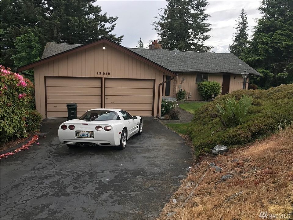 Gorgeous Mt Rainier view from back deck, living room and entrance to the home, plus dining room and master bedroom on the mail level. 