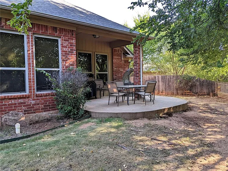 2508 Black Oaks Cir — Photo 24