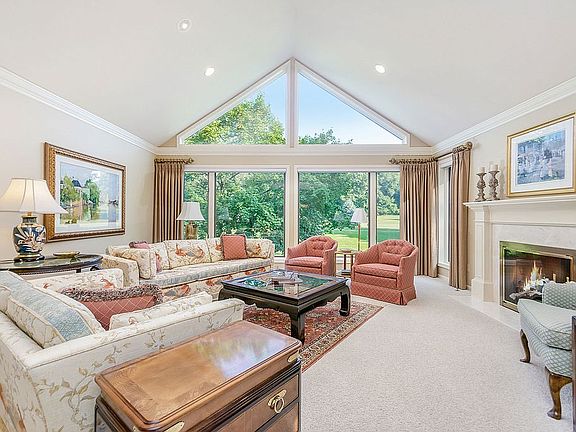 4th image of 3484 Charlevoix Dr SE