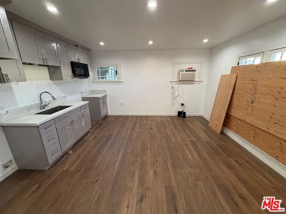 1 bed, 2.0 bath, 700 sqft, $1,800 — Photo 2