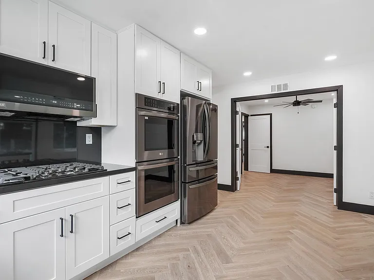 23807 Archwood St — Photo 22
