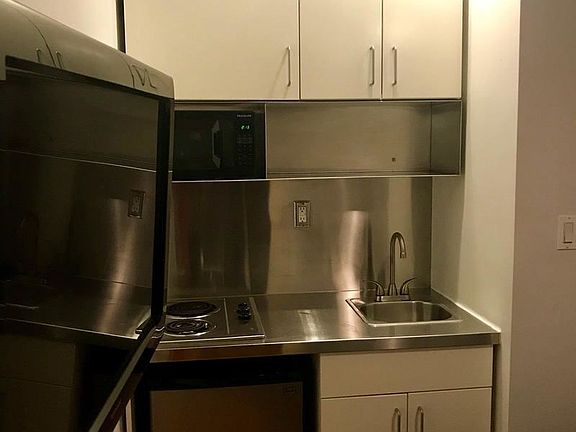 4th image of 143 E 30th St #408