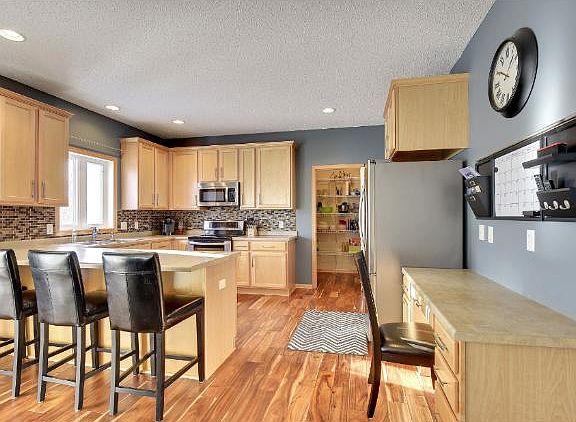 4th image of 337 Fullerton Ave