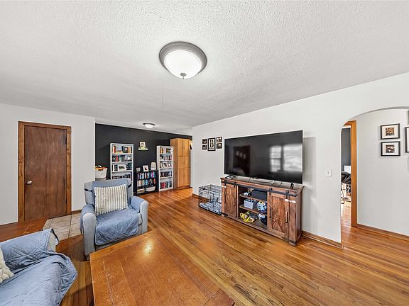 5th image of 302 3rd St NE