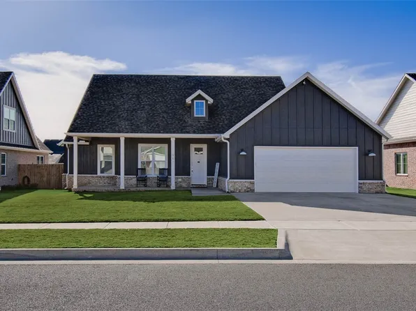 941 Petit Jean St, Prairie Grove, AR 72753