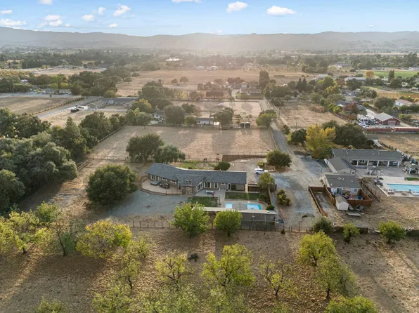 11820 Foothill Ave, Gilroy, CA 95020