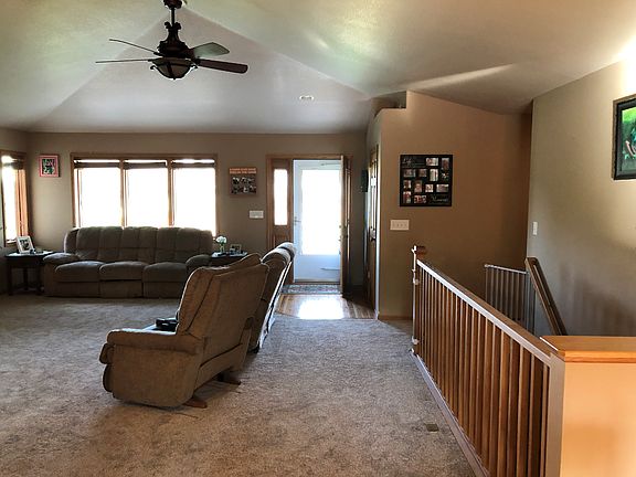 4th image of 702 Deerwood St