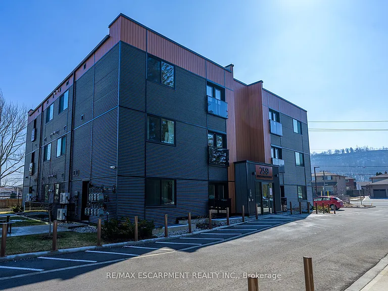 261 King St E #302 — Photo 4