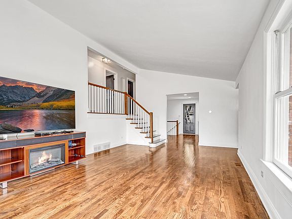 3rd image of 10517 S Tripp Ave