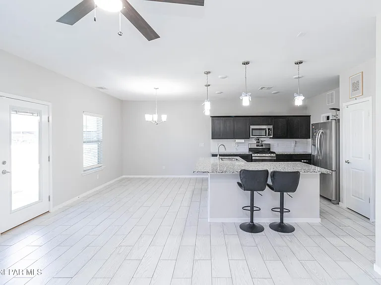 13909 Summer View Ave — Photo 2