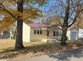 611 S Harrison Ave, Aurora, MO 65605