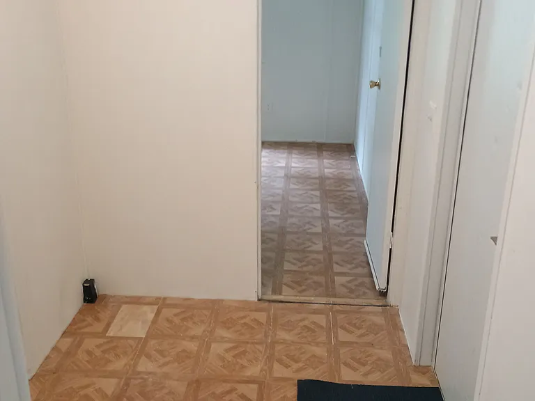 124 SE Laurence Ct — Photo 5