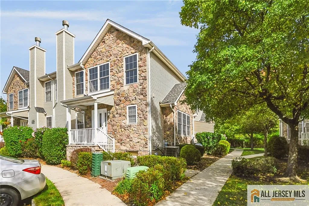 3 bed, 2.5 bath, 1696 sqft, $3,250 — Photo 2