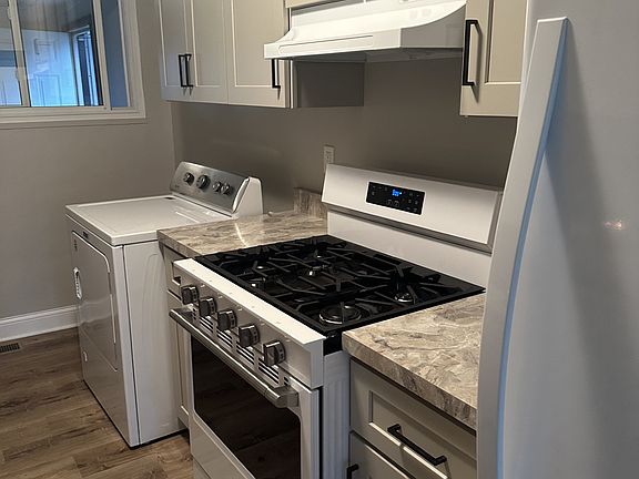3rd image of 17313 Lorenz Ave