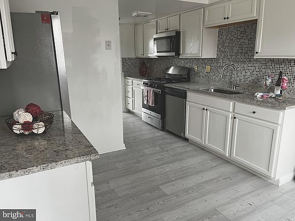 4th image of 3542 Castle Hill Dr