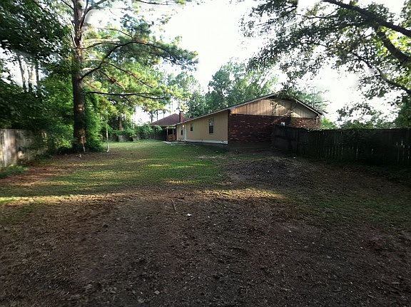 Huge backyard & gardens 